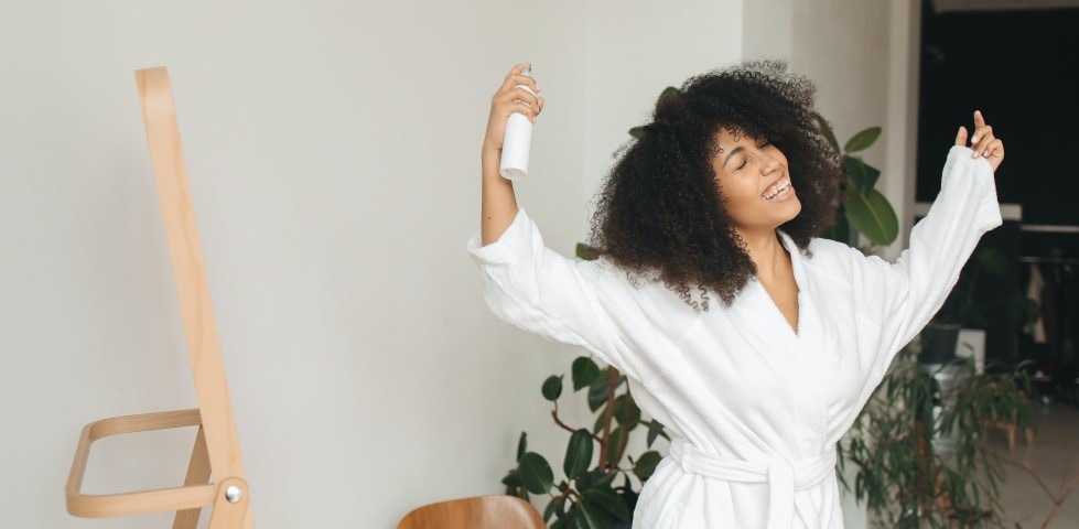 Gebruik droogshampoo – fris haar met volume zonder grijze gloed