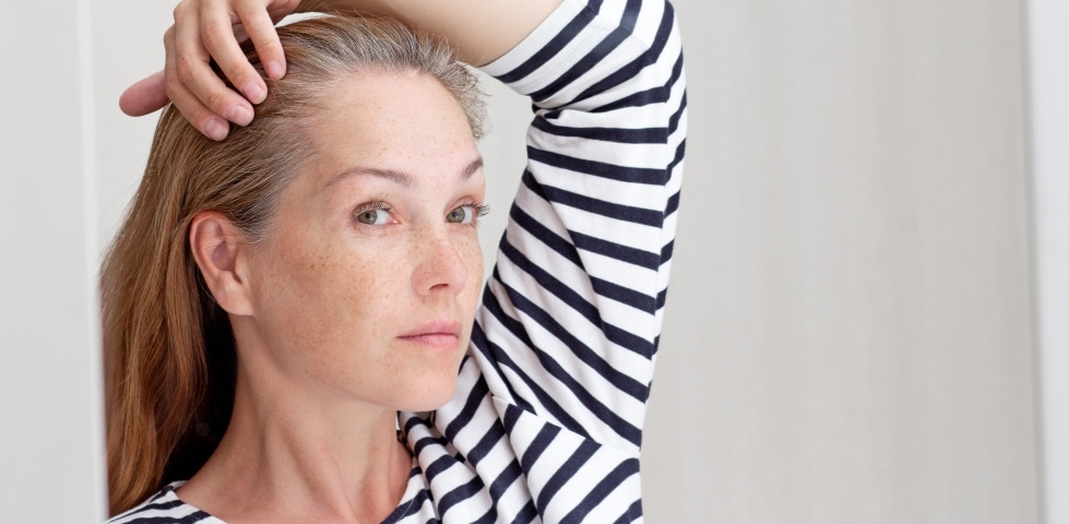 Graue Haare am Ansatz kaschieren - auch ohne Friseur