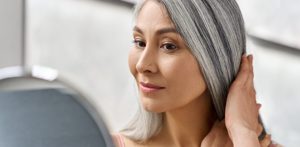 Graue Haare pflegen - Tipps für eine trendige und gesunde Silbermähne