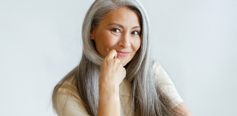 Graue Haare färben: Techniken, Tipps und die richtige Farbwahl