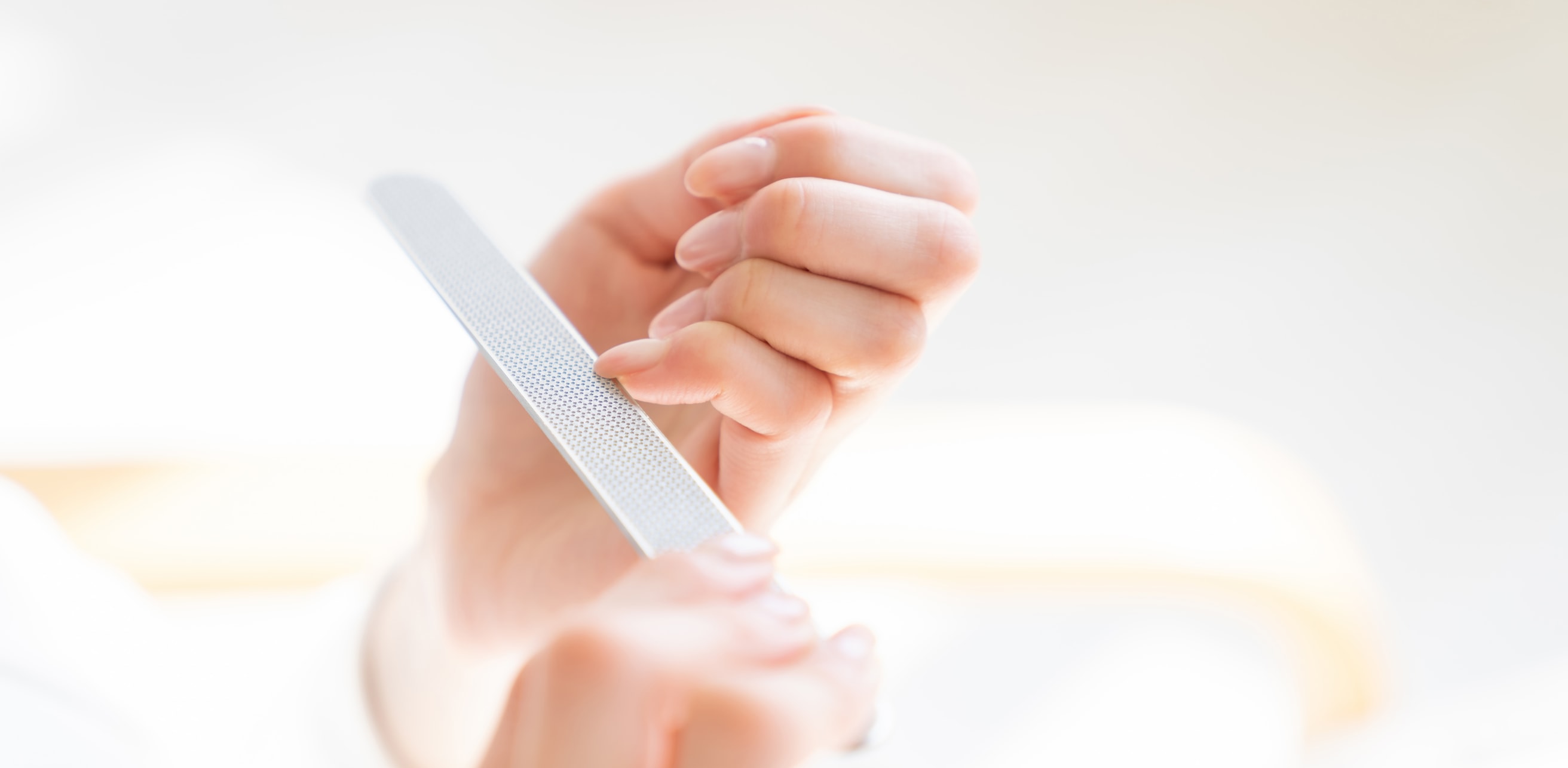 Nägel richtig feilen: Tipps und Techniken für jeden Nageltyp