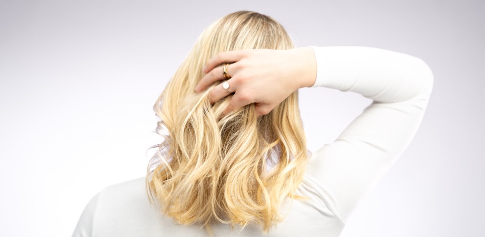 Haare glatt föhnen: So gelingt dir der perfekte Salon-Look zu Hause