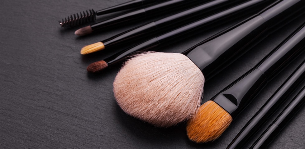 Quick and effective cosmetic brush cleaning